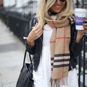 Burberry iconic print cashmere scarf